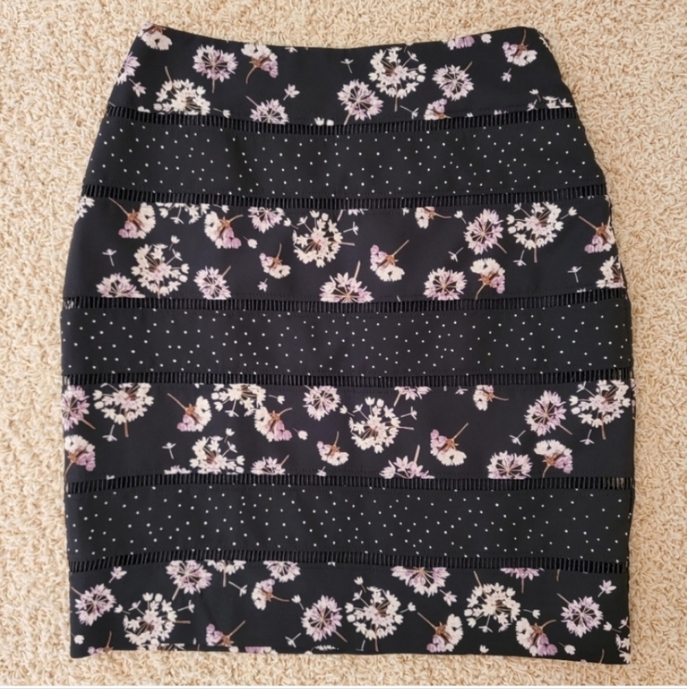 White House Black Market Floral Bumblebee Skirt Black & White Size  2 NWT